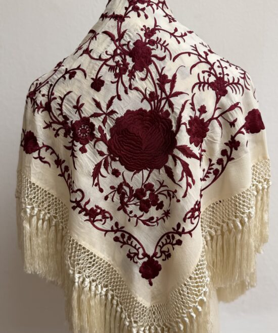 Mant&oacute;n Rosario beige bordado en Burdeos
