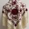 Mant&oacute;n Rosario beige bordado en Burdeos