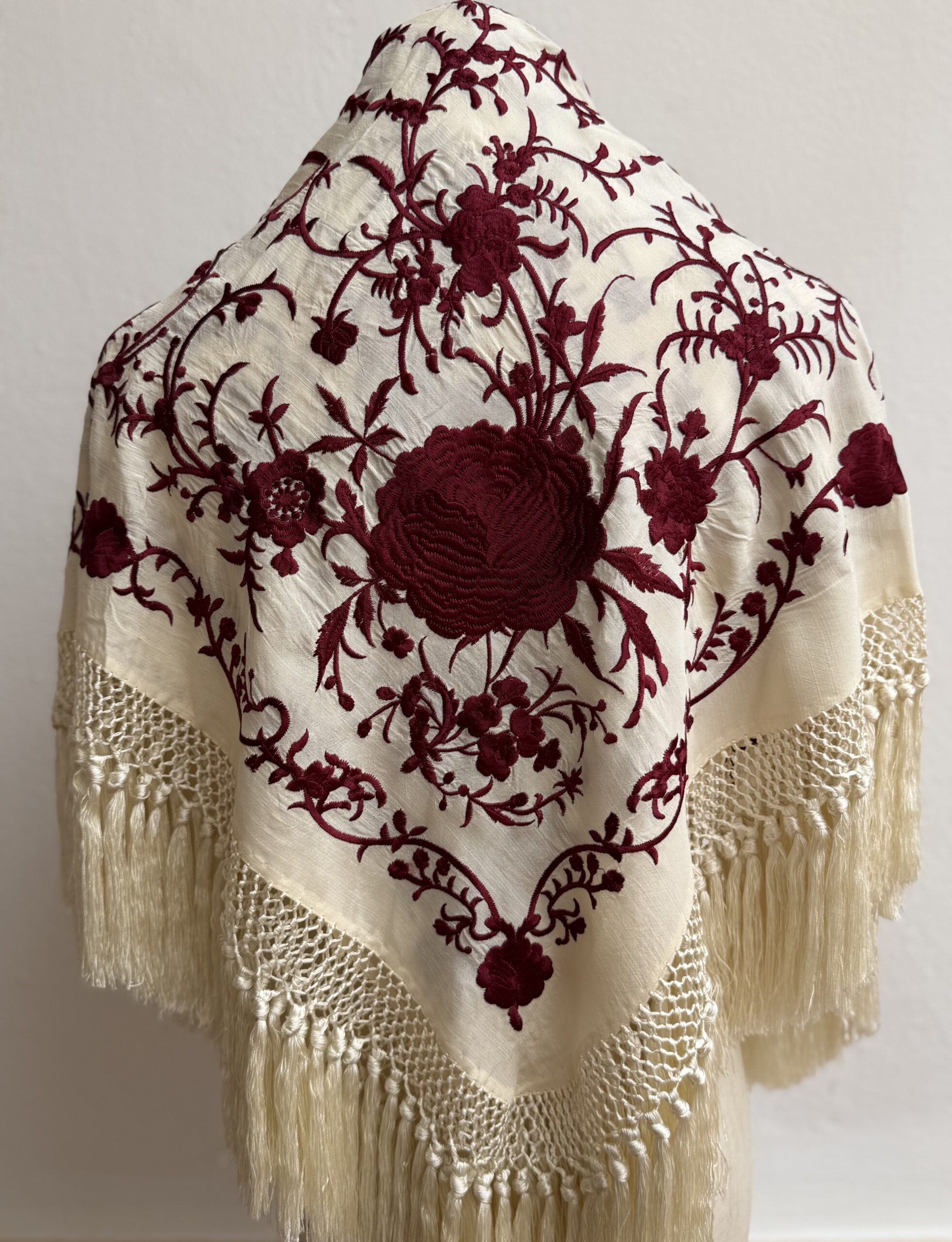 Mant&oacute;n Rosario beige bordado en Burdeos