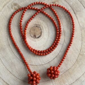 Collar Coral Corbat&iacute;n Corto