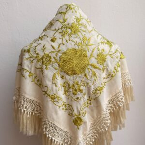 Mant&oacute;n Rosario Beige bordado en Lima Batea